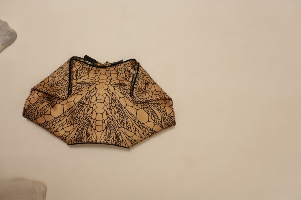 (1B) Alexander McQueen De-Manta Spine-Printed Leather Clutch